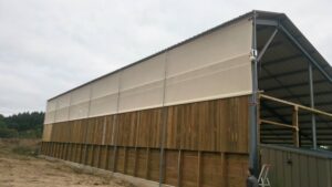 Filet brise-vent sur mesure motorisé à enroulement par le milieu à Decize, 58300
