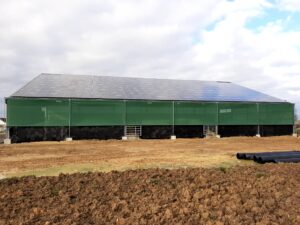 Filet brise-vent à enroulement par le bas avec tapis de barrière