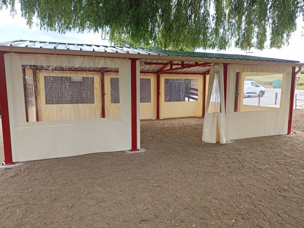 Abris métallique avec rideaux en bâche en cristal PVC Transparent