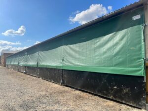 Filet brise-vent sur rails