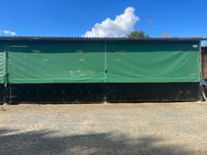 Filet brise-vent sur rails