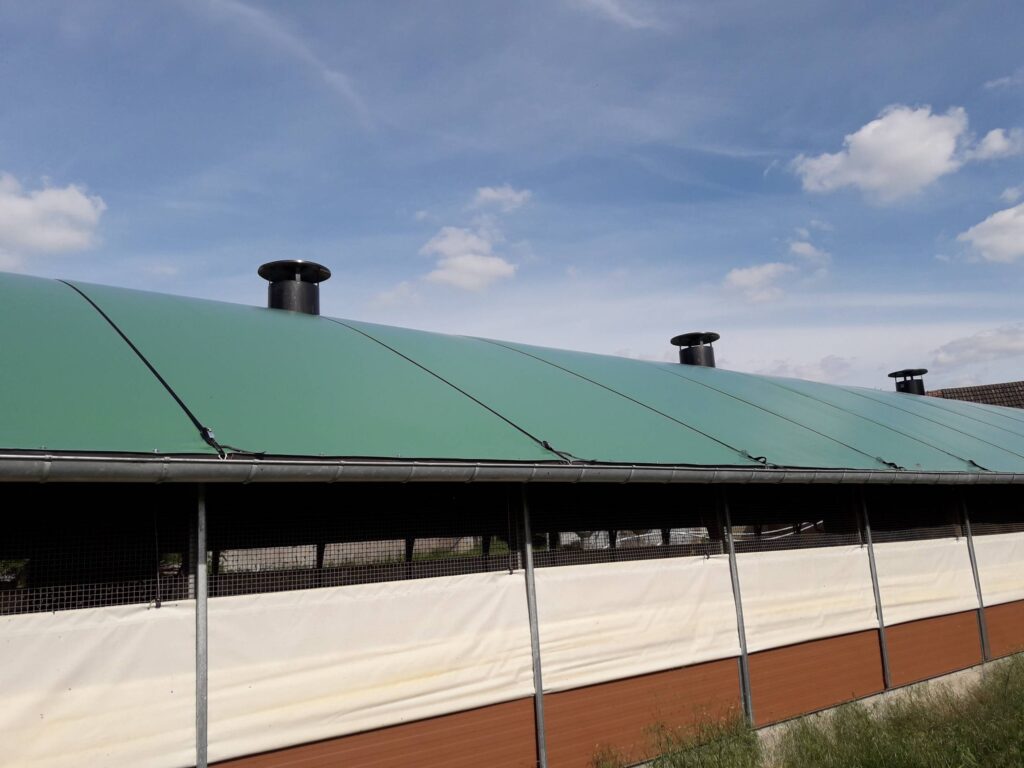 Bâche agricole sur mesure pour l'étanchéité d'un toit de poulailler