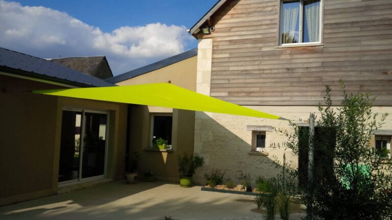 Voile d'ombrage en soltis 92 sur terrasse