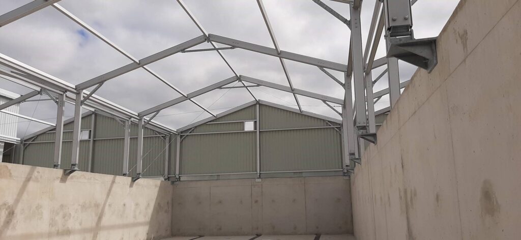 hangar métallique posé sur un muret