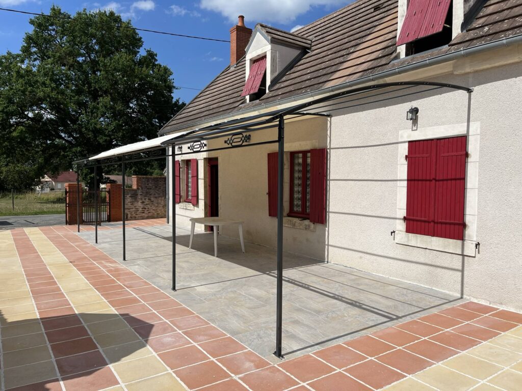 Pergola en acier peint fabriqué sur mesure dans nos ateliers de Champvert