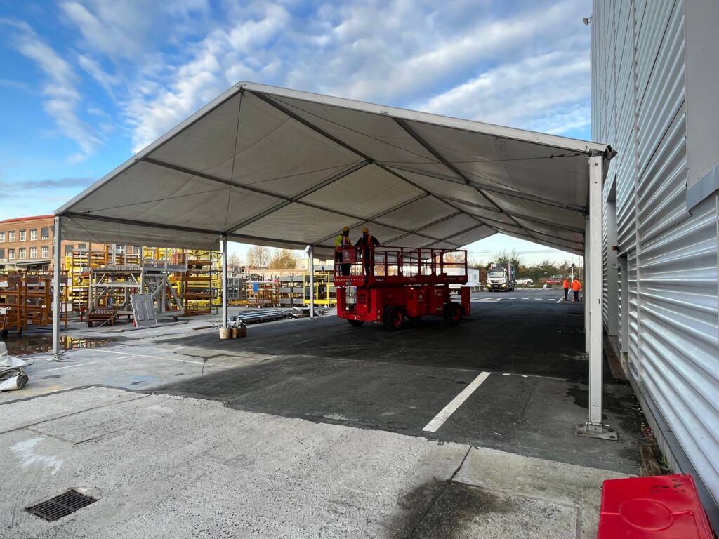 Hangar en aluminium posé par nos équipes avec entourage en bâche pvc