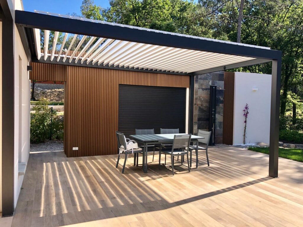 Pergola bio climatique pour qui apporte de l'ombrage à la terrasse