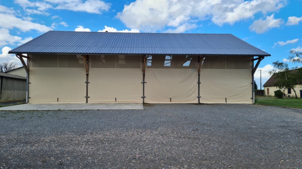 Filet sur rails avec tension vertical pour protéger le céréale stocké