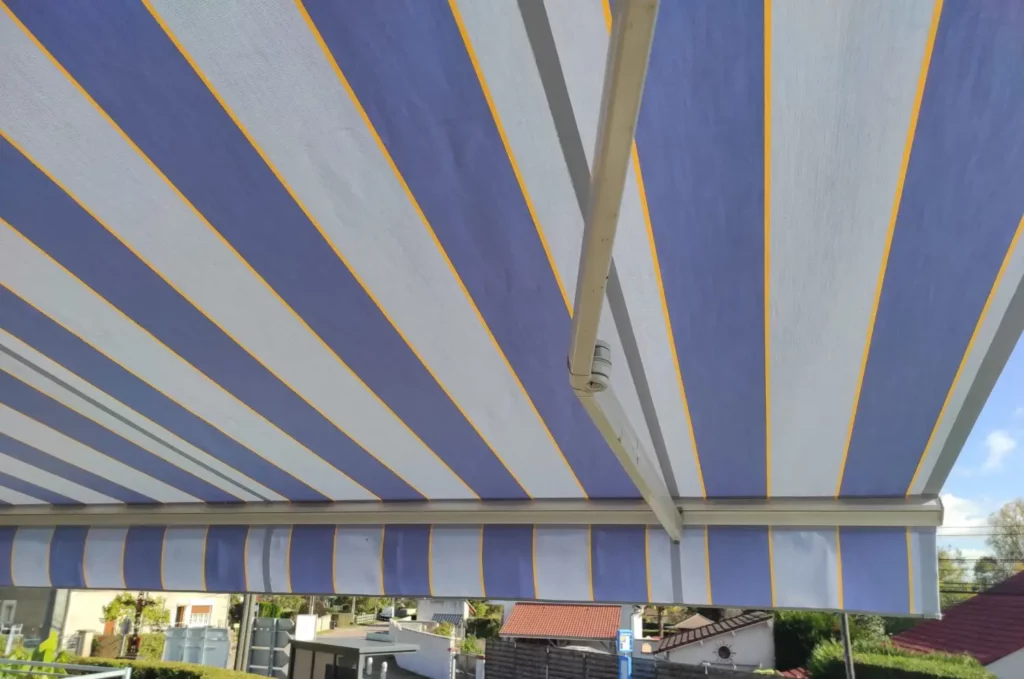 Réentoilage d'un store avec de la toile dickson
