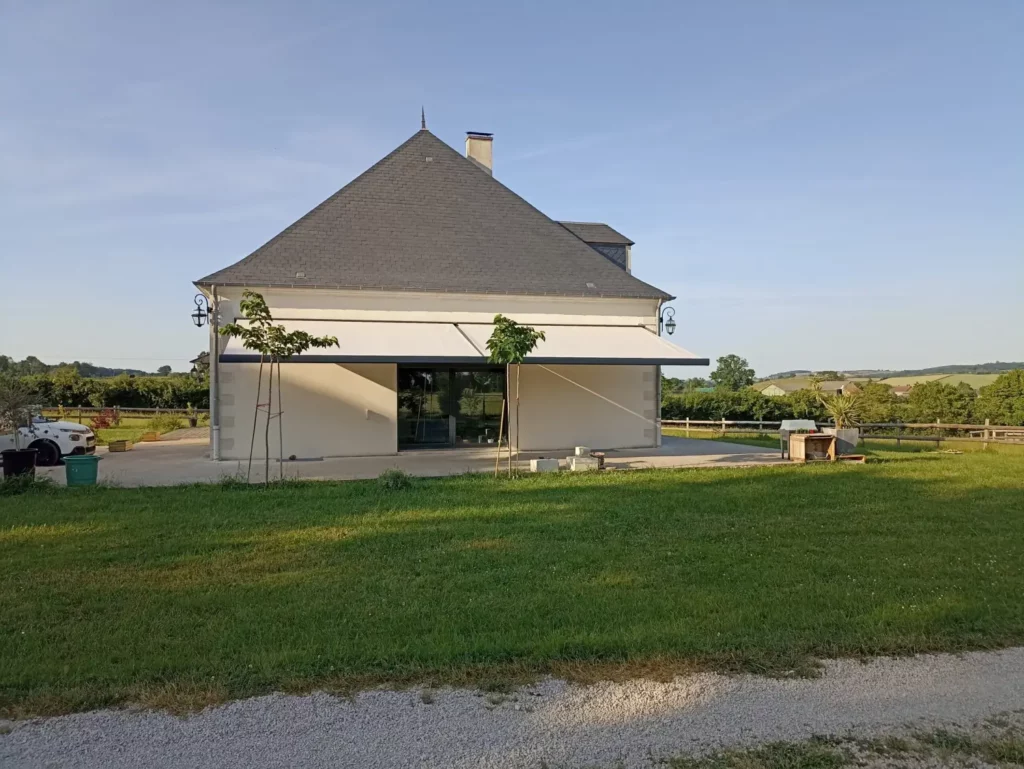 Store coffre B38 très grande longueur posé dans l'Allier