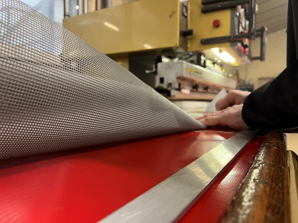 Pliage d'un filet PVC avant soudure haute fréquence