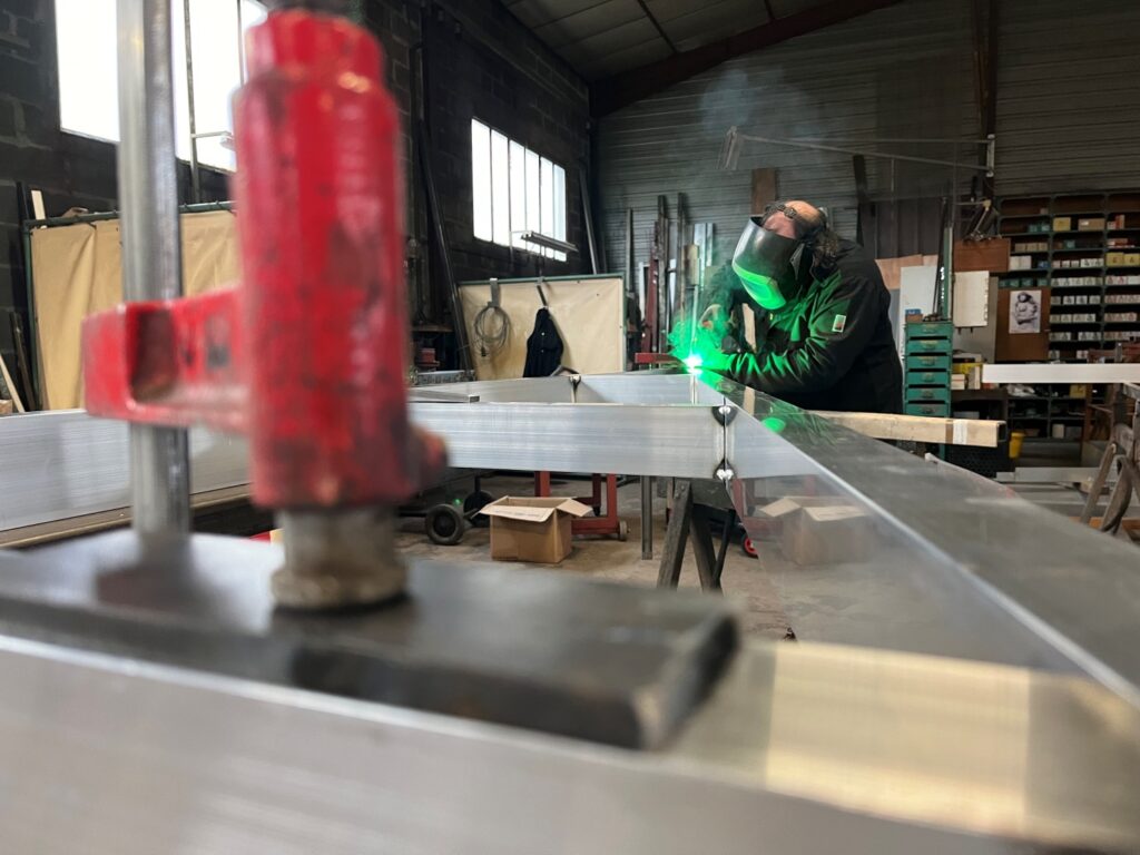 Notre métallier en train de souder pour un tunnel amovible