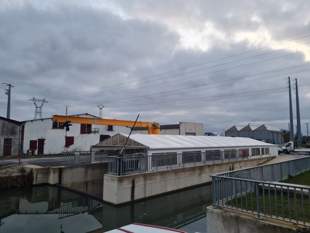 Structure amovible d'une calle sèche dans le port de Champvert