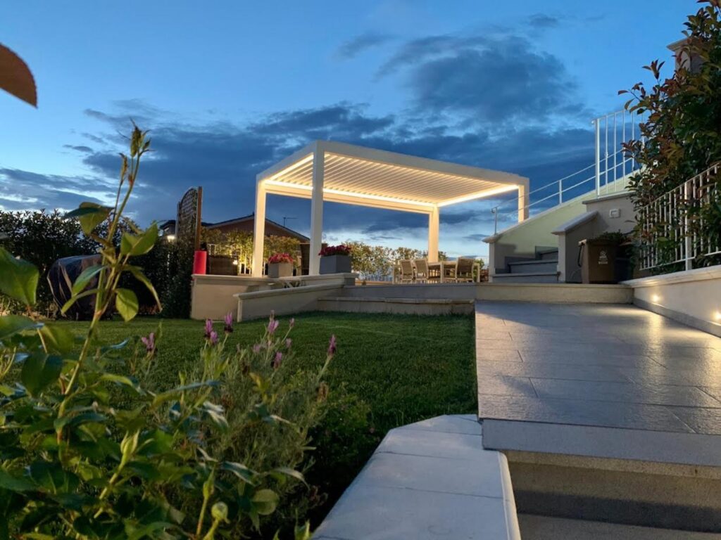 Pergola bio climatique avec leds intégrées sur une terrasse